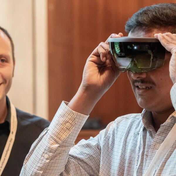 Zwei Kollegen beim Ausprobieren einer Virtual Reality-Brille